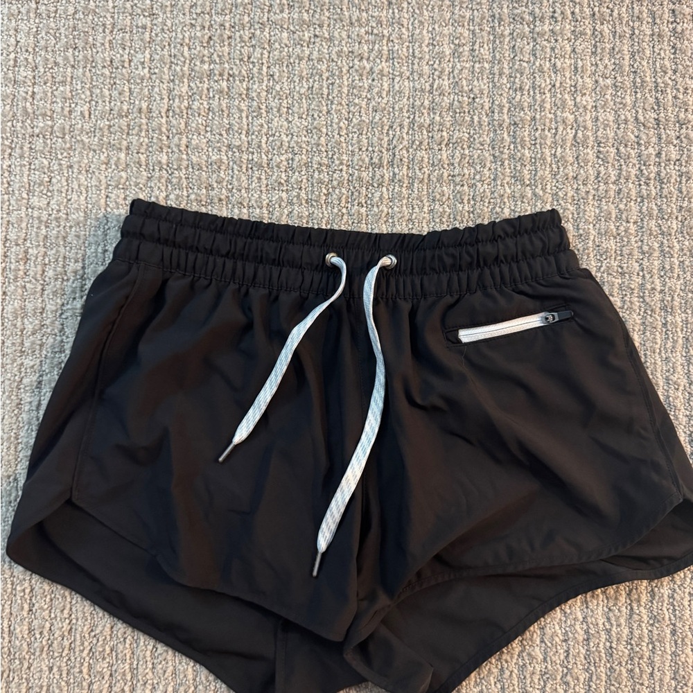 Vuori Black Clementine 2.0 Short 2.5”